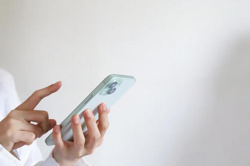 スマートフォンを使う手元 スマートフォンを使う手元の写真