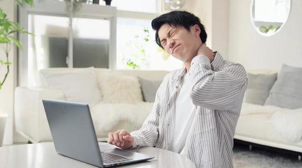 パソコン作業で首が痛くなるアジア人男性 パソコン作業で首が痛くなるアジア人男性 タイピング,首,痛いの写真素材