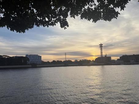 静かな街　朝日と川 港,朝,海の写真素材