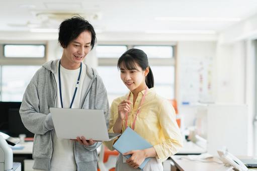 オフィスで働く若いビジネスパーソン オフィスで働く若いビジネスパーソン オフィス,ビジネス,笑顔の写真素材