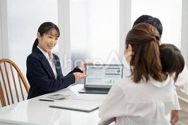 家庭訪問して商品サービスの説明をする女性 営業,ビジネスマン,ビジネスウーマンの写真素材