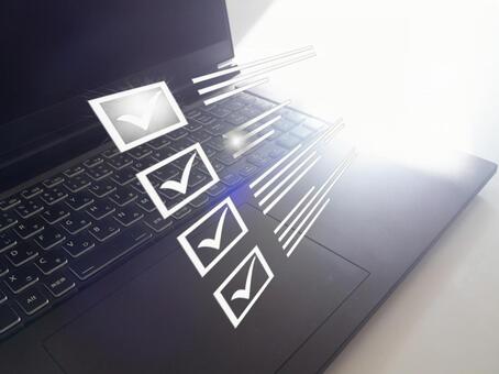 タスク管理やチェック作業をイメージ写真 ノートパソコン,チェックボックス,タスク管理の写真素材