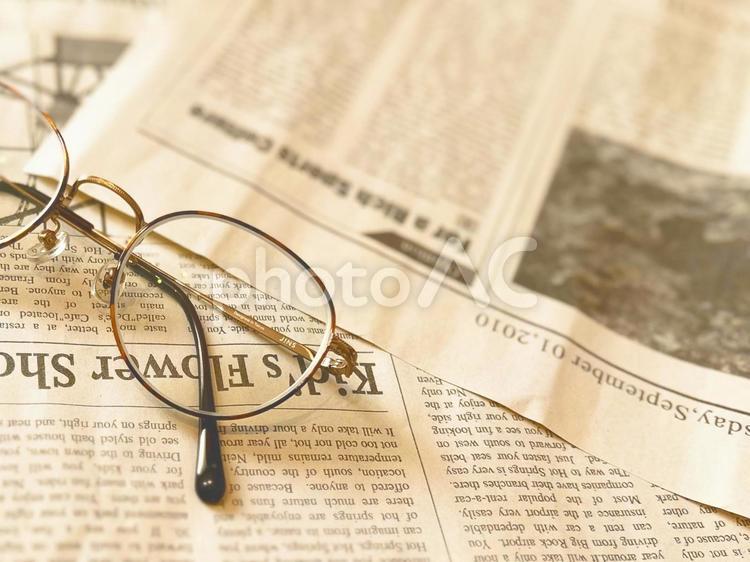 めがねと英字新聞 メガネ,英字新聞,ブラウンの写真素材