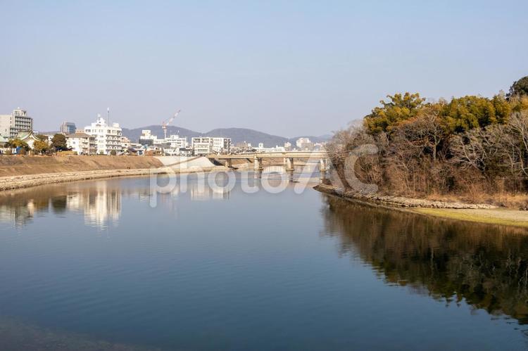岡山城付近から見た旭川と青空と水鏡 岡山城,烏城,旭川の写真素材