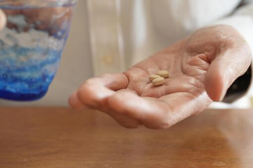 高齢者の健康管理・服薬イメージ 薬,錠剤,サプリメントの写真素材