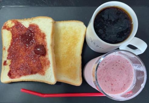 苺ジャムのトース、苺のシェークなどの昼食 苺ジャムのトース、苺のシェークなどの昼食 苺ジャム,トース,苺の写真素材