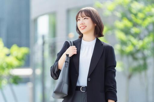 オフィス街を歩く女性・ビジネスウーマン