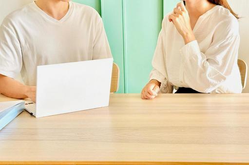 パソコンを見ながら話し合う男女の夫婦 会話,ネット,相談の写真素材