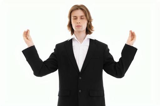 目を瞑りポーズする外国人の男性 目を瞑りポーズする外国人の男性の写真