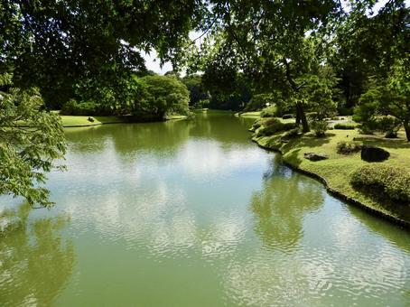 渡月橋から望む六義園の池 渡月橋から望む六義園の池 六義園,庭園,大名庭園の写真素材
