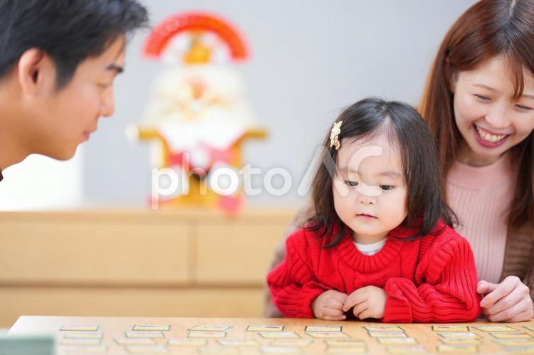 真剣にカルタをする女の子と家族 家族,女性,男性の写真素材