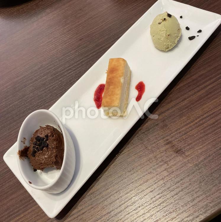 ３種類のドルチェ〜アイス、ケーキ チーズケーキ,デザート,お菓子の写真素材