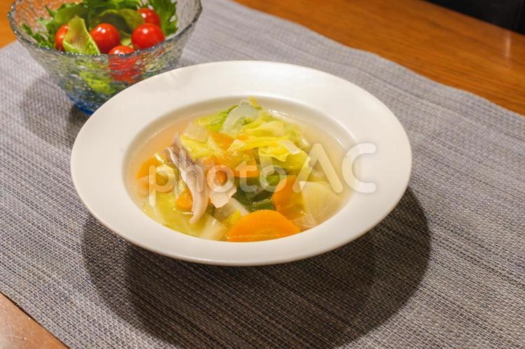 野菜たっぷりのスープとサラダが並ぶ食卓 スープ,野菜スープ,キャベツの写真素材