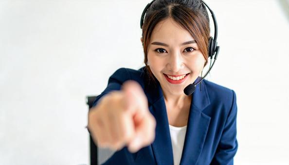 ヘッドセットをつけカメラ目線で笑顔の女性 ヘッドセットをつけカメラ目線で笑顔の女性の写真