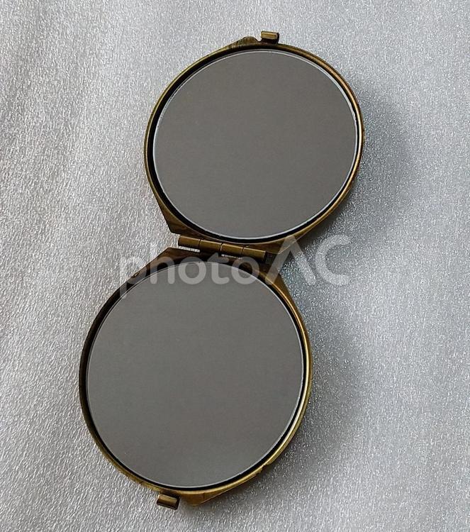 コンパクトミラーの開いた状態① ミラー,鏡,手鏡の写真素材