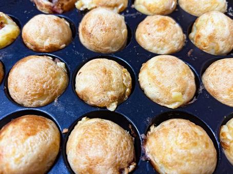 タコ焼き機でタコ焼きを焼く タコ焼き機でタコ焼きを焼く たこ焼き,ホットプレート,タコの写真素材