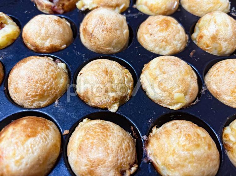 タコ焼き機でタコ焼きを焼く たこ焼き,ホットプレート,タコの写真素材