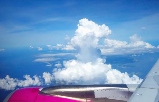 上空の入道雲 上空の入道雲 入道雲,青空,飛行機の写真素材