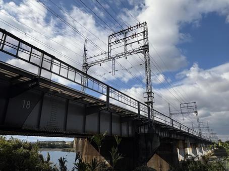 鉄橋と秋空のコントラスト 鉄橋,橋,電線の写真素材
