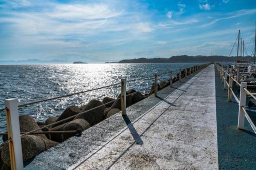青い海に続く桟橋 空,雲,青空の写真素材