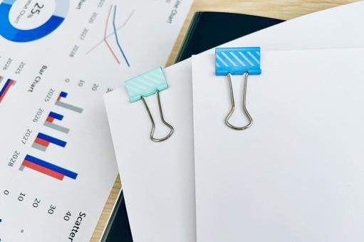 クリップで挟んだ書類とグラフとファイル ビジネス,グラフ,資料の写真素材