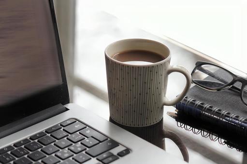 コーヒーを飲みながらリモートワーク 4 リモートワーク,pc,在宅ワークの写真素材