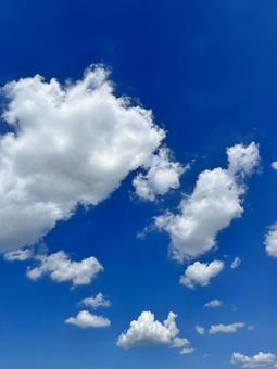 夏の青空と雲 夏の青空と雲の写真