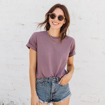 サングラスとTシャツを着た笑顔の女性 サングラスとTシャツを着た笑顔の女性の写真