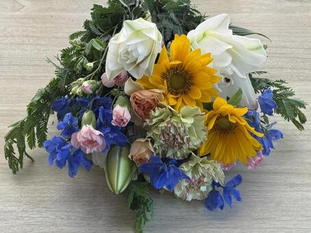 ひまわりとユリの華やかな花束 花,花束,生花の写真素材