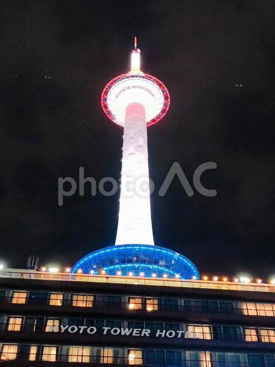 暗闇に浮かぶ京都タワー 旅,建築,都市の写真素材