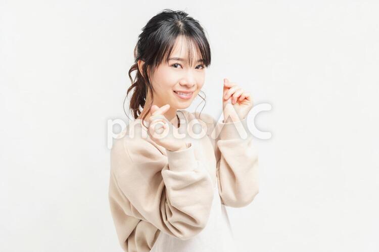 手でハートの形を作る若い女性 女性,ハート,気持ちの写真素材