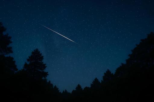 夜空を駆ける流れ星 夜空を駆ける流れ星の写真