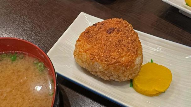 焼きおにぎりと味噌汁の和食 焼きおにぎりと味噌汁の和食 焼きおにぎり,おにぎり,味噌汁の写真素材