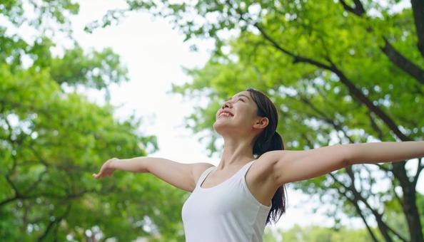 健康的な女性深呼吸の写真
