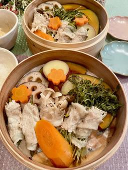 セイロ蒸し セイロ蒸し 蒸篭,肉巻き,根菜の写真素材