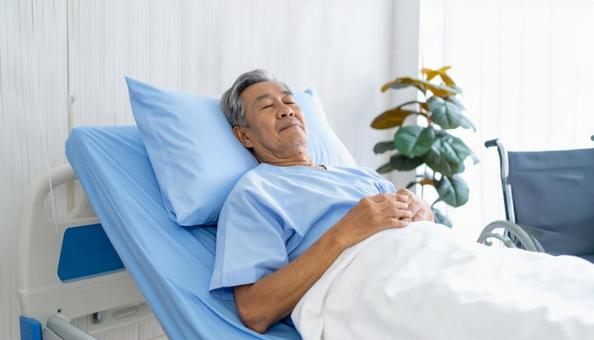 眠りにつくシニア 眠りにつくシニアの写真
