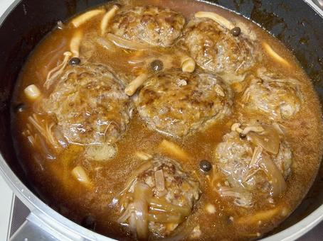 煮込みハンバーグを作る様子/横 煮込みハンバーグを作る様子/横の写真