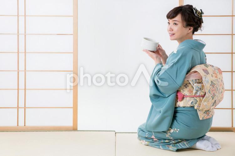 和室で抹茶を飲む着物姿の女性 着物,抹茶,女性の写真素材