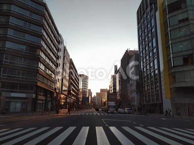 朝の都会３ ビル,建物,オフィスビルの写真素材