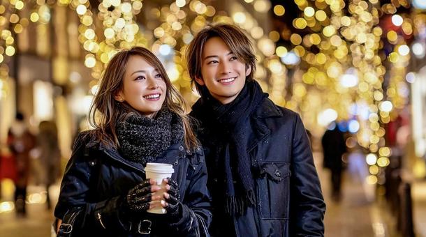 冬デートの雰囲気を楽しむ美男美女カップルの写真