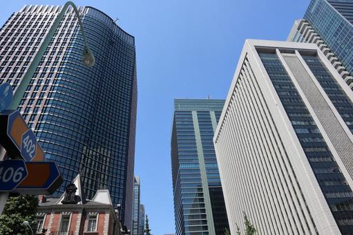 標識と高層ビルの街並みと青空の風景 標識,高層ビル,街並みの写真素材