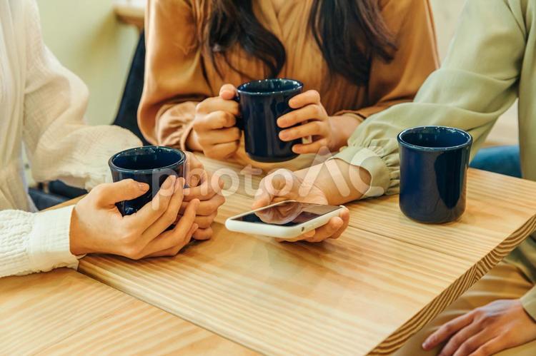 女子会でスマホを見る女性たち 女子会,スマートフォン,食事会の写真素材