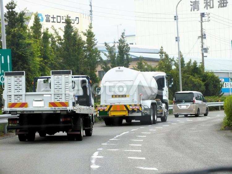 東名高速道路へと急ぐ車両の列 トラック,タンクローリー,混雑の写真素材