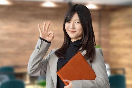 OKポーズをする女性・ビジネスウーマン 女性,ok,笑顔の写真素材