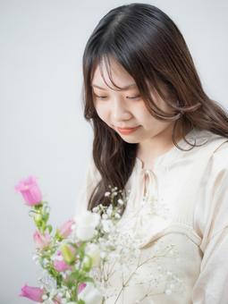 24:花束を持つ女性 24:花束を持つ女性 女性,女の子,人物の写真素材