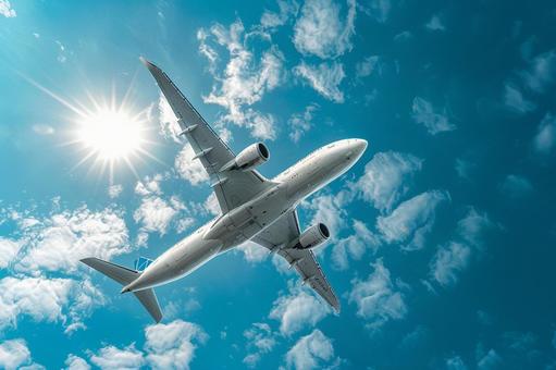 青空を飛ぶ旅客機と雲の風景 青空を飛ぶ旅客機と雲の風景の写真