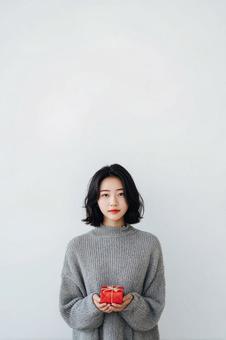 プレゼントを持つ女性 クリスマス プレゼントを持つ女性 クリスマスの写真