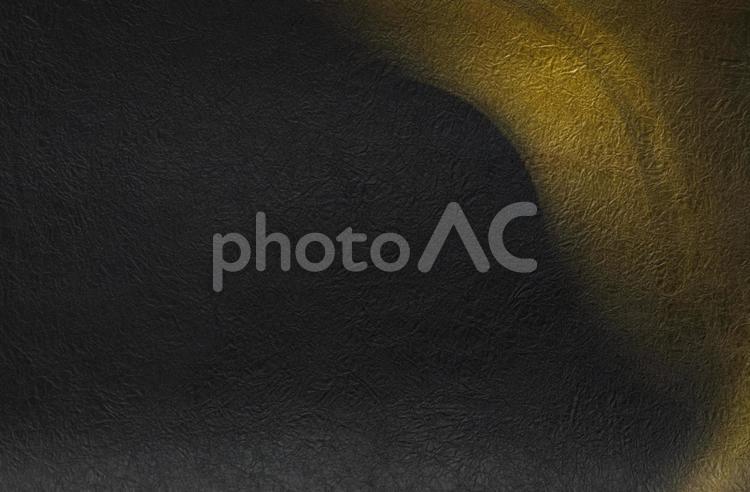 黒の和紙に金色の模様がある和風背景素材 和風,黒,金の写真素材