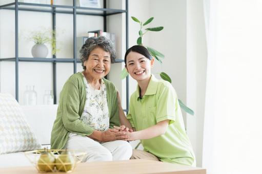 シニアの女性と介護福祉士 介護,シニア,介護士の写真素材