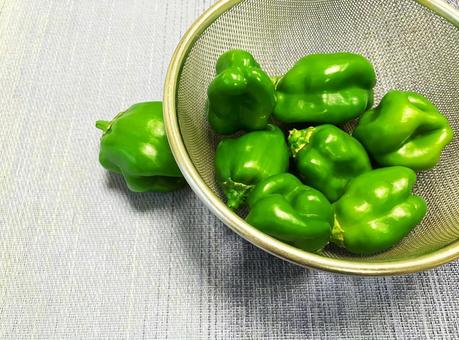 ざるに入ったピーマン ざるに入ったピーマン ピーマン,野菜,夏野菜の写真素材